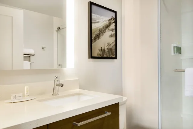 استوديو بسرير كينج بإطلالة جزئية على البحر مع أريكة لذوي الإعاقة، TownePlace Suites by Marriott Outer Banks Kill Devil Hills 3/3