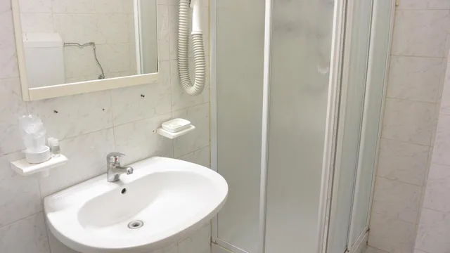 غرفة ثلاثية، Hotel Mignon 7/7