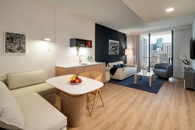 1 Bedroom, Suite, King Bed, Partial Water View, Balcony، Gale Miami Hotel and Residences 2/4