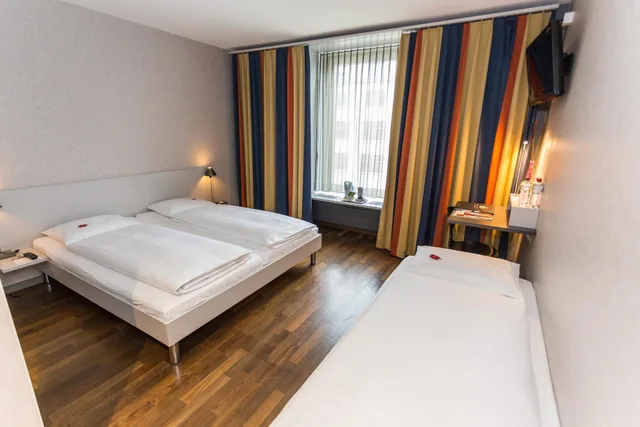 غرفة قياسية ثلاثية بسريرين منفصلين مع أريكة، Sorell Hotel Ador 1/1