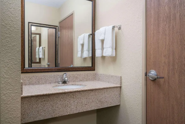 جناح بسرير كينج بغرفة نوم واحدة، AmericInn by Wyndham Newton 7/8