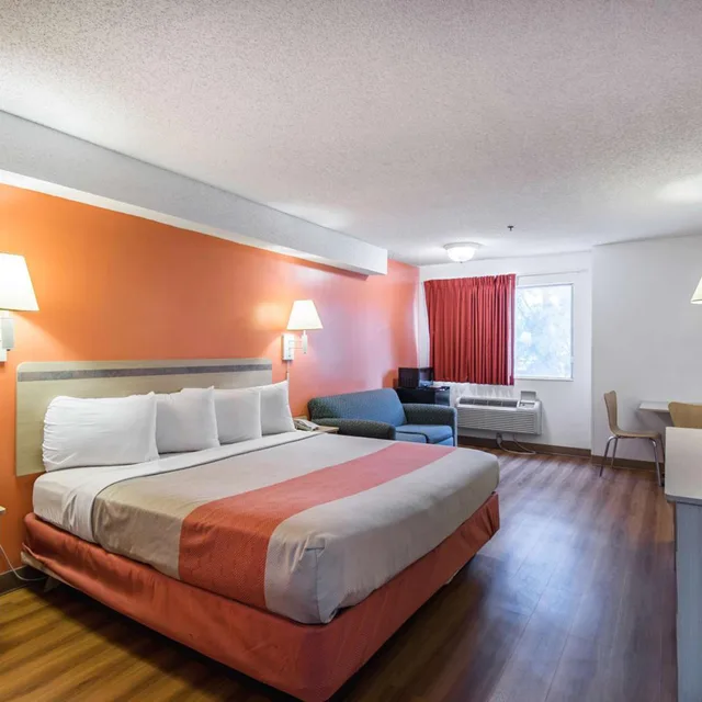 Deluxe, King Bed, Motel6 Lawrence, KS 2/8