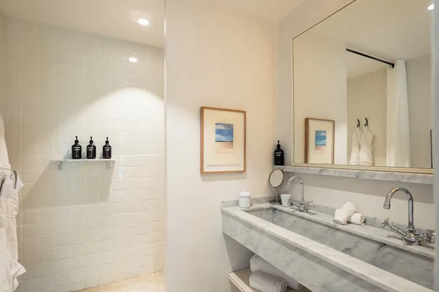 جناح جونيور بسرير كينج مع أريكة، Hotel Les Roches Rouges 7/9
