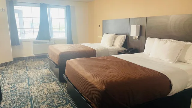 غرفة بسرير كوين، The Universal Inn And Suites 5/9