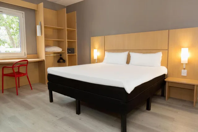 Standard, 1 Double and 1 Single Bed, with Child Extra Bed، Ibis Buenos Aires Congreso 3/8