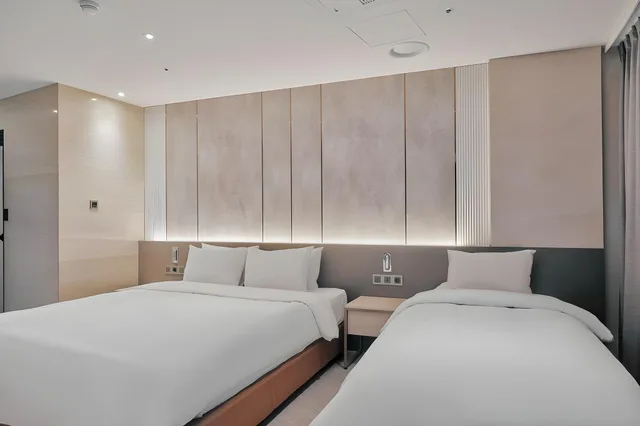 غرفة عائلية بسريرين منفصلين وسرير كينج وسرير فردي، Hotel Aqua Palace 1/1