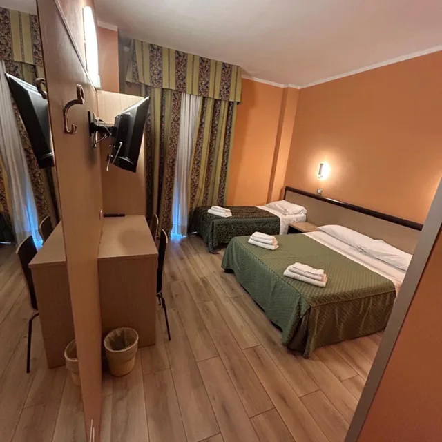 غرفة ثلاثية، Hotel Lugano 1/10