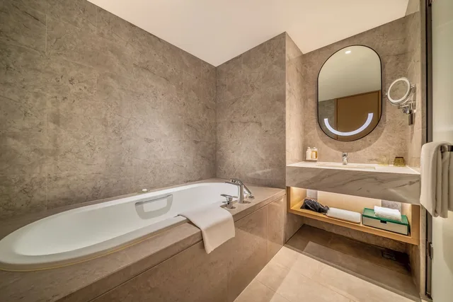 جناح بسرير كينج بغرفة نوم واحدة بمنطقة جلوس، Holiday Inn Shanghai Nanjing Road 4/5