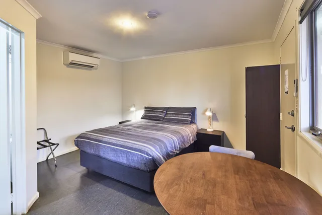 غرفة أساسية بسرير كوين، Exmouth Cape Holiday Park 3/10