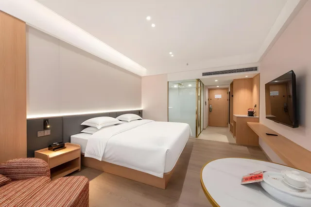 Scenic, City Center, King Bed، Golden Gulf Hotel Shantou 1/1