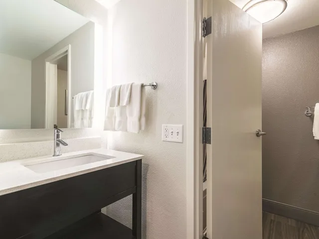 جناح ديلوكس بسرير كينج بغرفة نوم واحدة، La Quinta Inn Fresno Yosemite 4/6