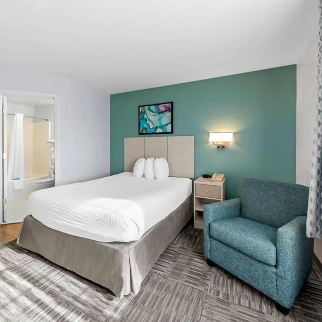 غرفة قياسية بسرير كينج وسرير كوين، MainStay Suites Cincinnati Blue Ash 1/4