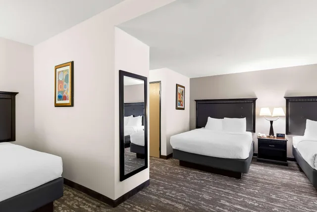 غرفة ثلاثية بسرير كوين، Best Western Saluki Inn 2/5