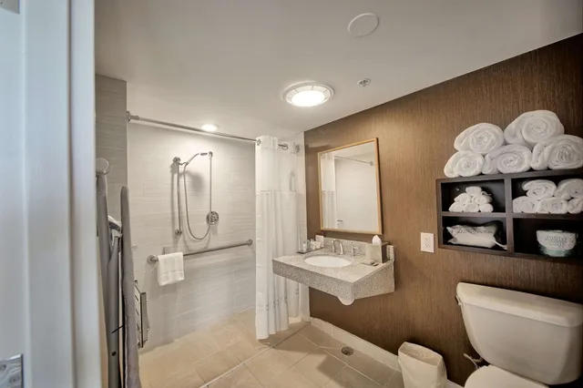 غرفة بسرير مزدوج لذوي الإعاقة، Doubletree By Hilton Portland Me 3/5