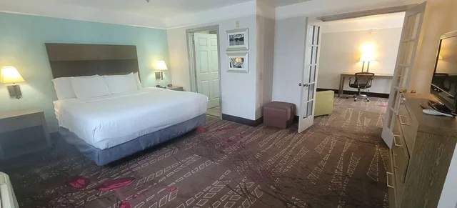 جناح عائلي بسرير كينج وسرير كوين بغرفتين، Kemah Edgewater Hotel, SureStay Collection by Best Western 1/2