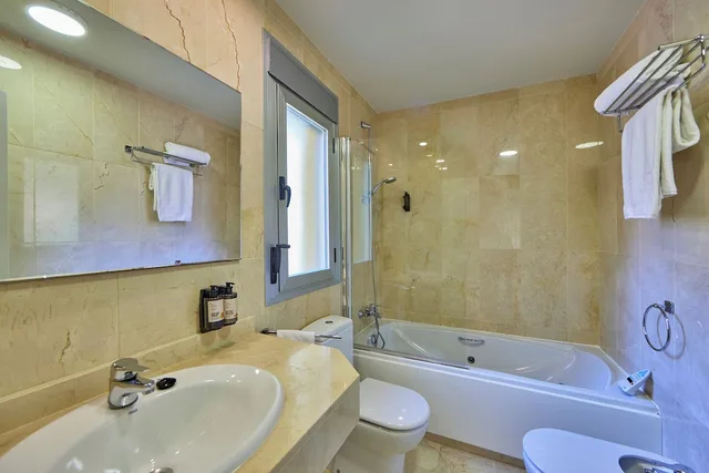 Beach House, Superior, 1 Queen and 4 Single Beds، Universal Aquamarin Beach Houses 5/5