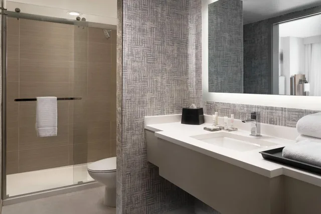غرفة بسريرين منفصلين مع أريكة، Costa Mesa Marriott 5/6