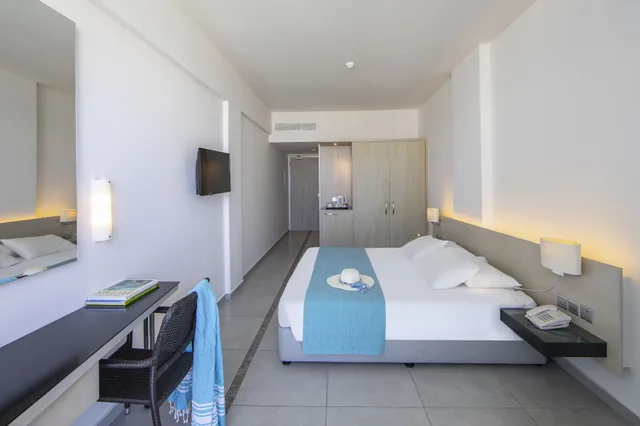 غرفة سوبيريور بسرير مزدوج بإطلالة على المسبح، Mayfair Hotel 2/8