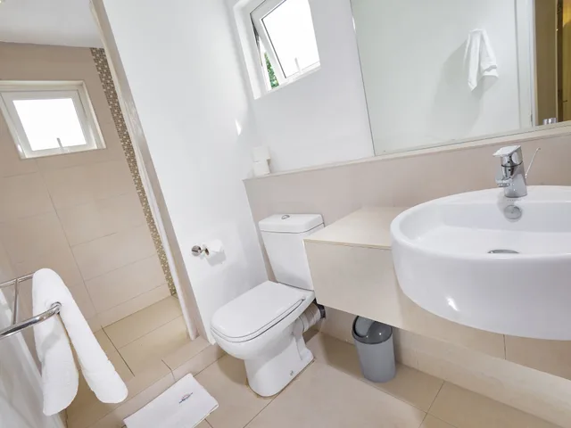 شقة بسرير كينج وسريرين منفصلين بإطلالة على الحديقة بغرفتي نوم، Le Beachclub Serviced Apartments And Villas 2/2