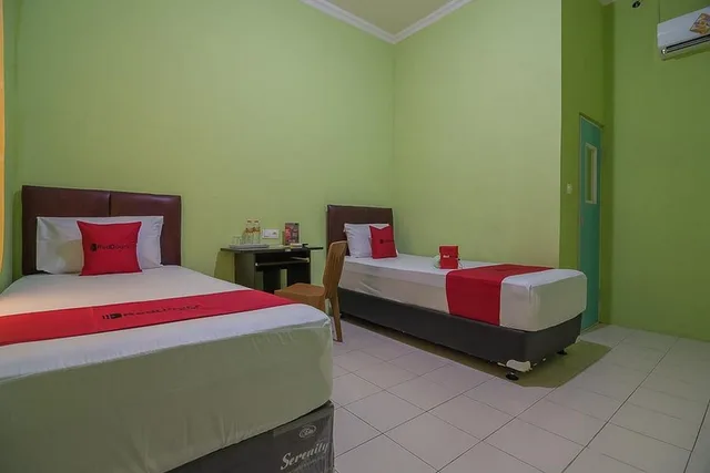 غرفة بسريرين منفصلين، RedDoorz near Kampus UMP Purwokerto 1/2