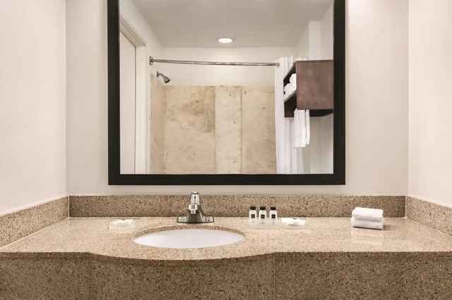 جناح بريميوم بسرير كينج بغرفة نوم واحدة لذوي الإعاقة، Country Inn and Suites by Radisson Tampa/Brandon FL 3/3