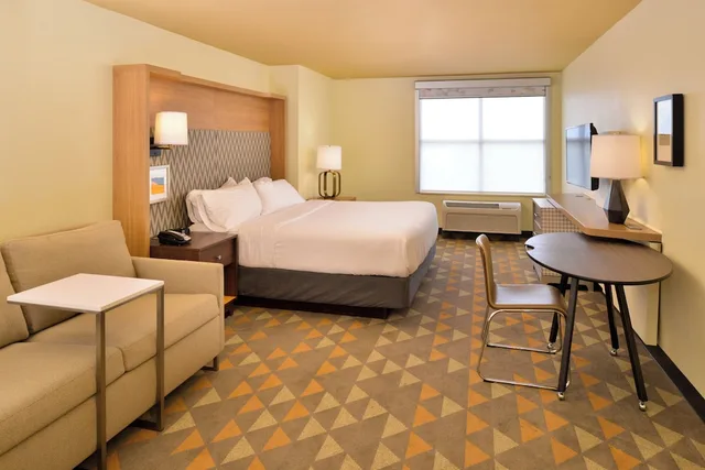 غرفة قياسية بسرير كينج مع أريكة، Holiday Inn Kansas City Airport 2/6