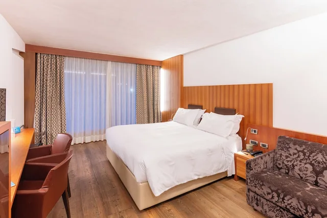 غرفة كلاسيكية ثلاثية بسرير مزدوج وسرير فردي، Hotel Alaska Cortina 5/10
