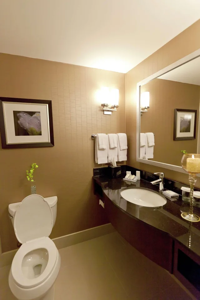غرفة بسرير كينج وسريرين كوين، Hilton Garden Inn Brampton 6/6