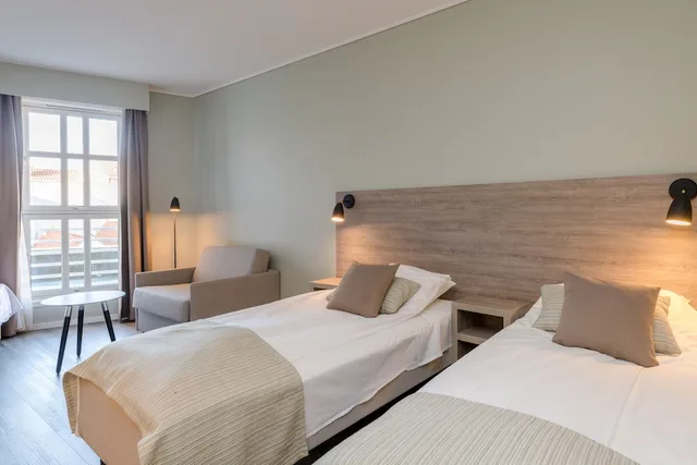 غرفة عائلية بأربعة أسرّة، Grand Hotell Egersund 2/3