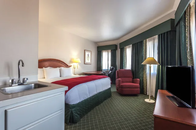 Deluxe, Studio, Suite, King Bed, Baymont By Wyndham Bellingham 7/10