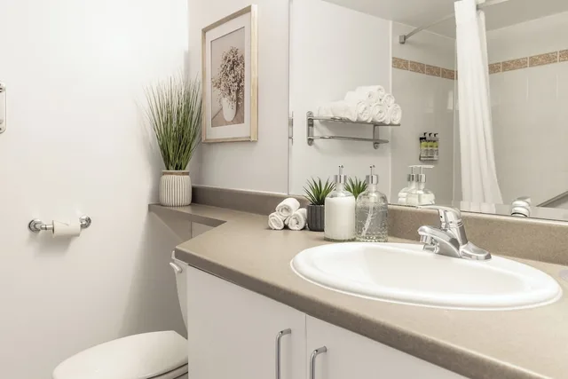 Suite, Queen Bed, Sofa, Kitchen, Hotel Saint Laurent Montreal 8/10