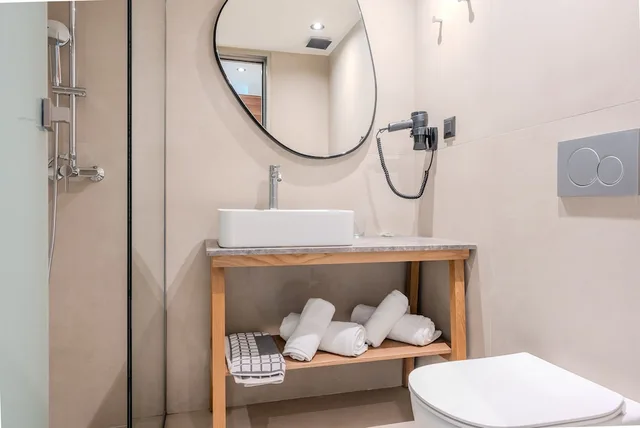 غرفة بريميوم ثلاثية بسريرين منفصلين بإطلالة على البحر مع أريكة، Iolida Corfu Resort & Spa by Smile Hotels 3/3