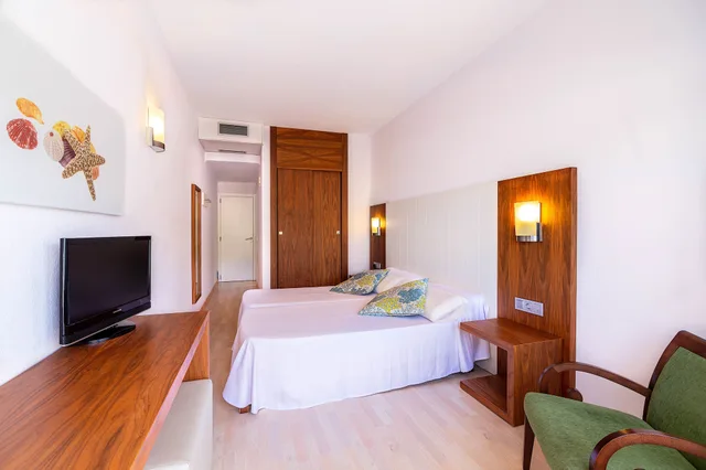 غرفة سوبيريور بسرير كوين بشرفة، Neptuno Paguera Hostal 3/8