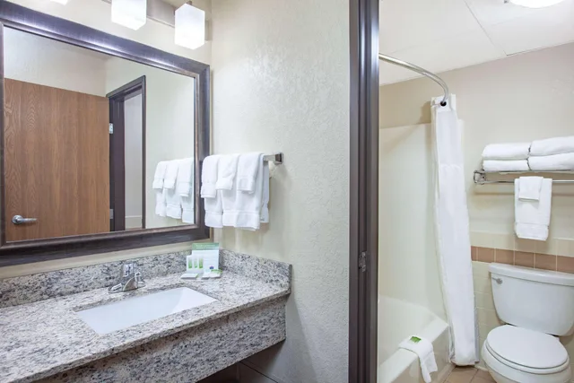 غرفة ديلوكس رباعية، AmericInn by Wyndham Mankato Event Center 3/4