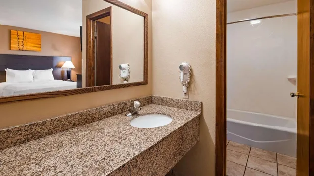 غرفة بسرير كينج وسرير كوين بحوض استحمام لذوي الإعاقة، Best Western Rambler 3/3