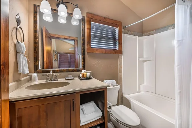 جناح بسرير كينج وسريرين منفصلين بإطلالة على النهر مع أريكة، Yellowstone Valley Lodge Ascend Hotel Collection 6/8