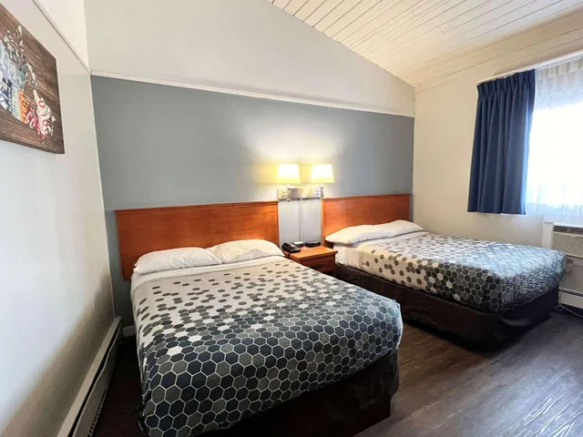غرفة بسريرين مزدوجين يُسمح فيها بالحيوانات الأليفة، Econo Lodge Calgary Motel Village 1/10