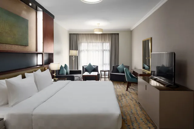 Executive, King Bed, Saja by Warwick, Madinah 1/3