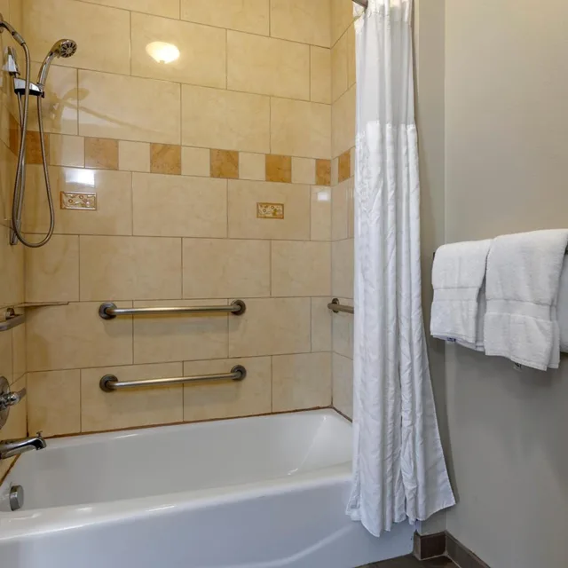 جناح بسرير كينج مع أريكة بجاكوزي، Comfort Inn & Suites Fort Worth West I-30 NAS JRB 9/10