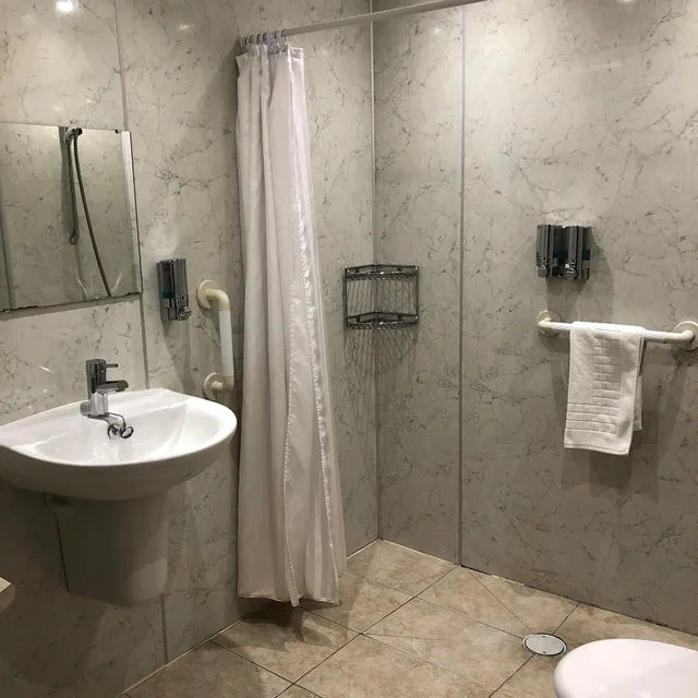غرفة عائلية بسرير مزدوج وسرير فردي لذوي الإعاقة، Windermere Manor 6/7