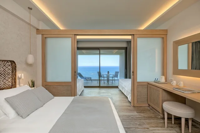 غرفة عائلية بسرير مزدوج وسريرين منفصلين بإطلالة على البحر، Amada Colossos Resort 1/3