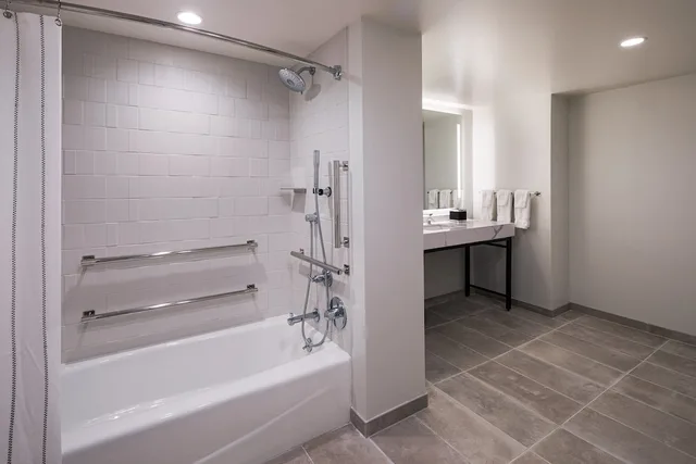 غرفة بسرير كينج لذوي الإعاقة، Portland Sheraton At Sable Oaks 4/5