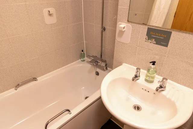 غرفة عائلية بسرير كينج وسرير فردي، Premier Inn Alderley Edge 4/4