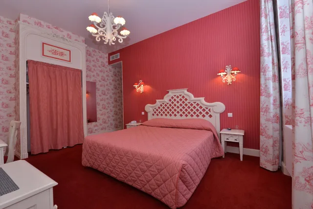 غرفة عائلية رباعية بسرير كوين وسريرين منفصلين بحوض استحمام، Hotel Castel Jeanson 1/1
