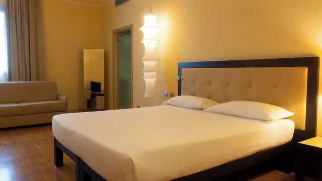 غرفة تنفيذية بسريرين منفصلين مع أريكة، Hotel Cruise 1/10