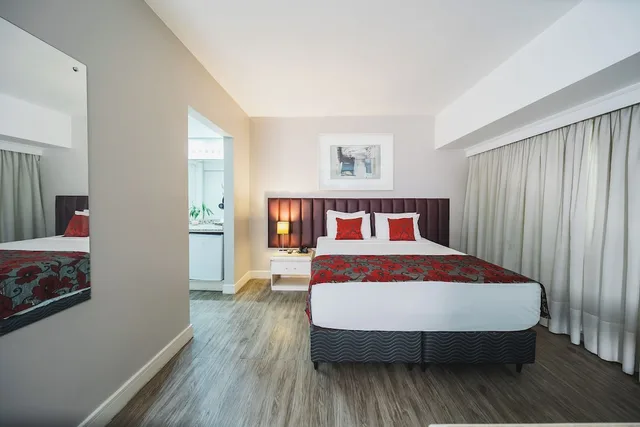 غرفة ديلوكس ثلاثية بسرير مزدوج وسرير فردي، Hotel Victoria Villa Curitiba By Nacional Inn 1/9