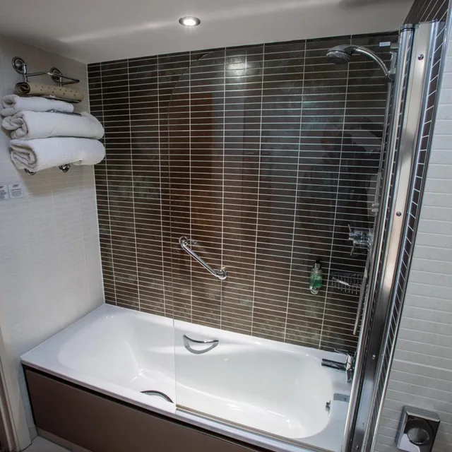 غرفة ثلاثية، Drayton Manor Hotel 3/6
