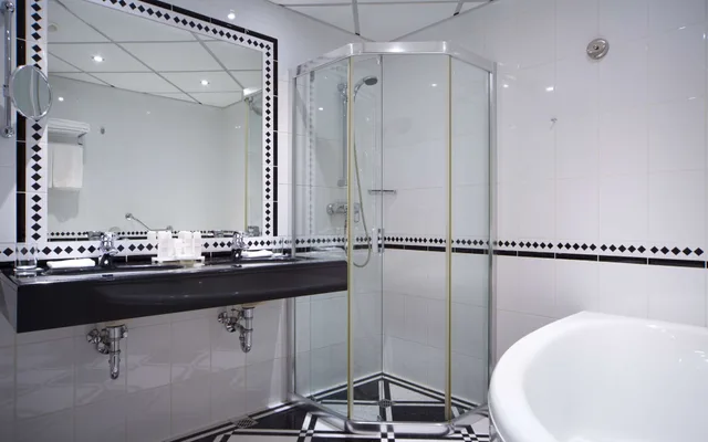 Premium, King Bed, Old Town View، Radisson Blu Ridzene Hotel, Riga 7/9
