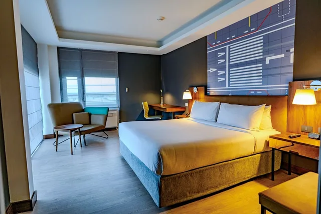 غرفة ركنية بسرير كينج، Courtyard by Marriott Santiago Airport 2/3