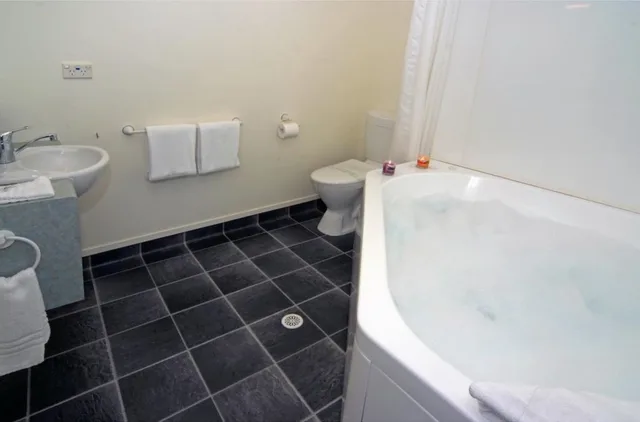 Spa, Deluxe, Suite, King Bed، Baycourt Lakefront Motel 6/10